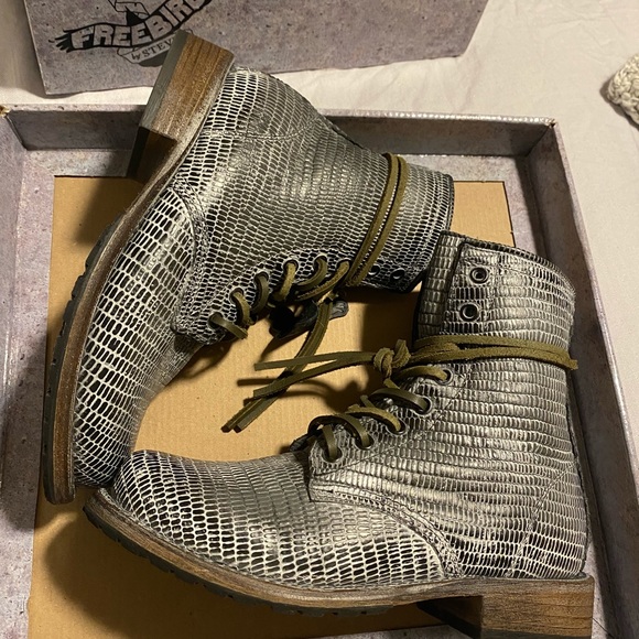 Like NEW in box size 6 Freebird Manchester Blue Snake - Picture 2 of 9